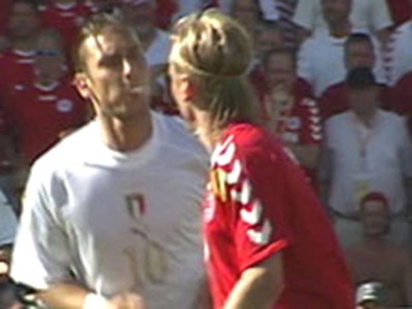 Immagine simbolo degli Europei 2004, lo sputo di Francesco Totti al danese Christian Poulsen passer alla storia come l&#39;emblema del fallimento azzurro in quella competizione e rimarr una macchia indelebile nella carriera dell&#39;allora capitano giallorosso. 